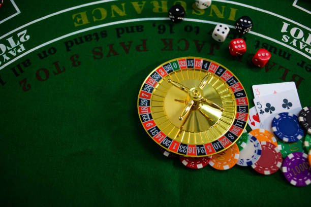 Pengguna membaca pusat bantuan di ponsel